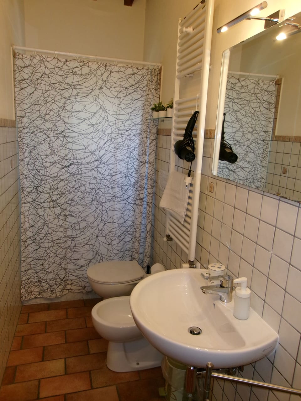 Classic Apartment | Bathroom | Shower, hair dryer, bidet, towels