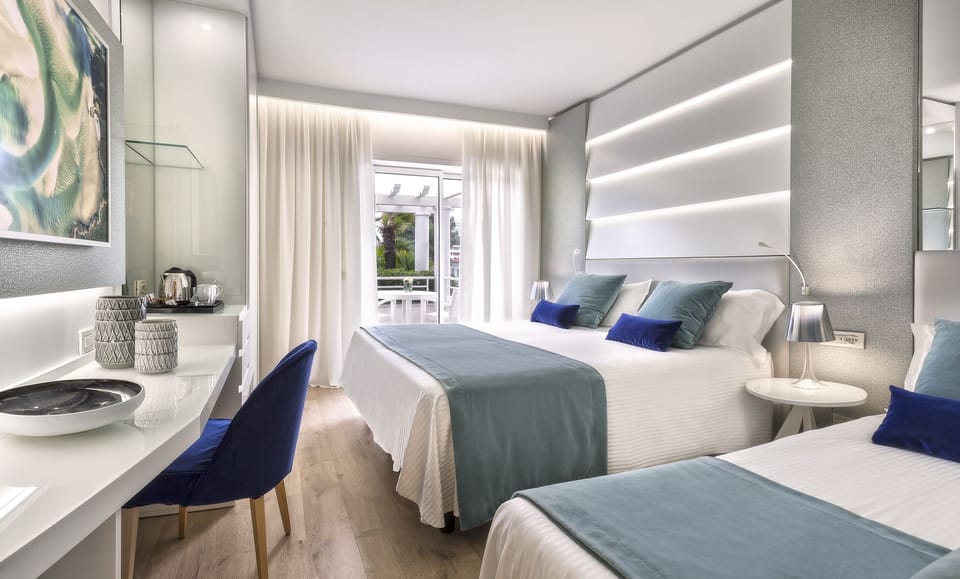 Luxury Twin Room, 1 King Bed | Premium bedding, minibar, in-room safe, desk