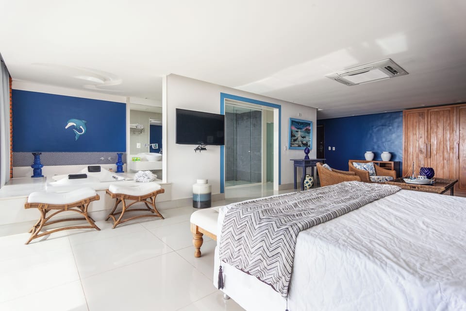 Suíte Deluxe Vista Mar (Personnalité) | Minibar, in-room safe, individually decorated, individually furnished