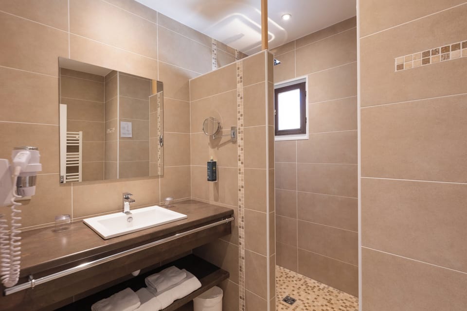 Shower, rainfall showerhead, free toiletries, hair dryer