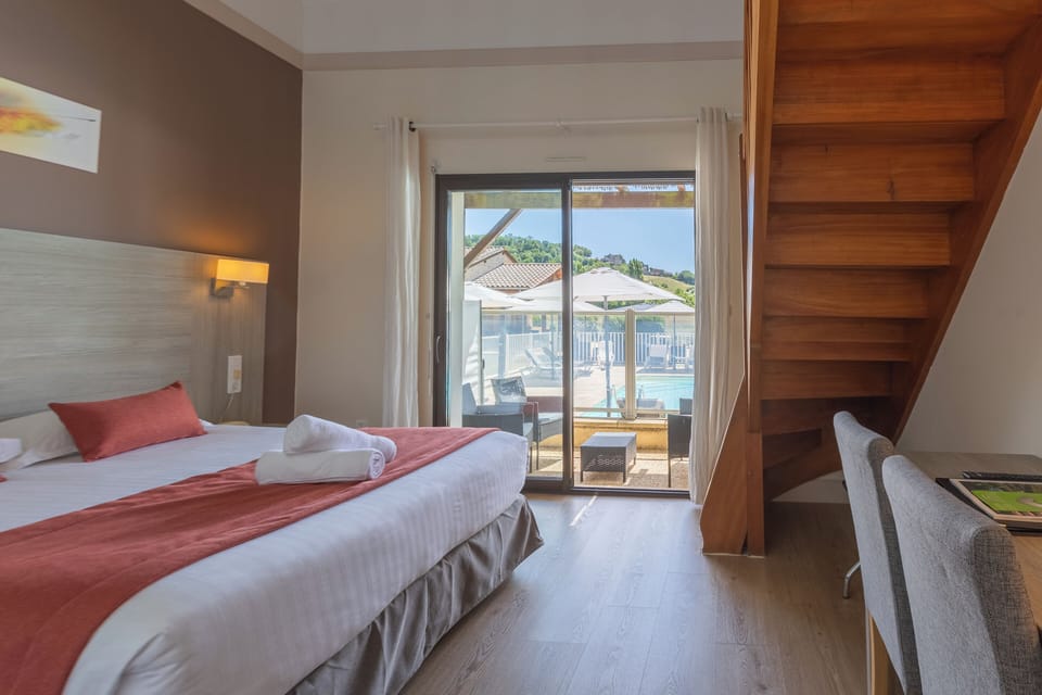 Chambre familiale avec terrasse  vue piscine | In-room safe, desk, WiFi (free), bed sheets