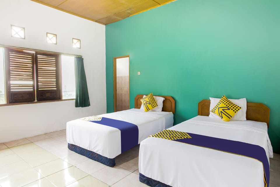 Economy Twin Room | Desk, WiFi (free), bed sheets
