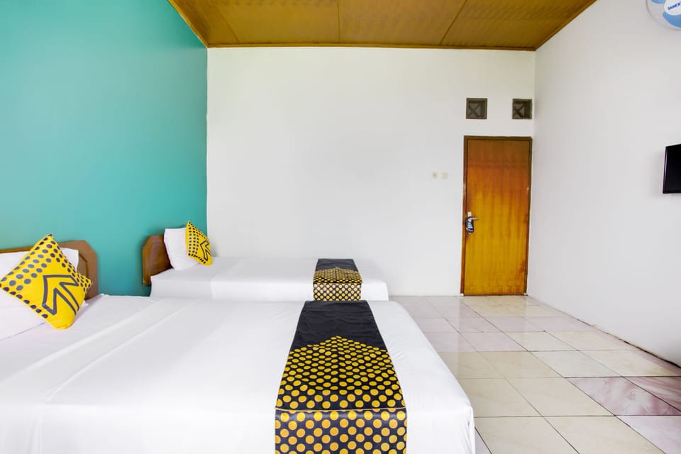 Economy Twin Room | Desk, WiFi (free), bed sheets