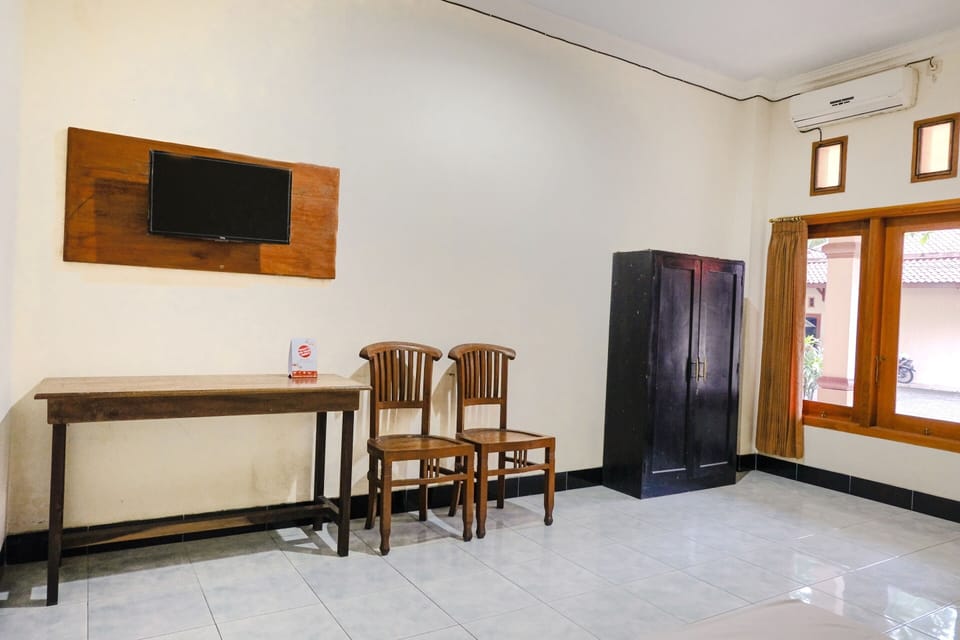 Standard Double Room | Living area | 32-inch flat-screen TV with cable channels