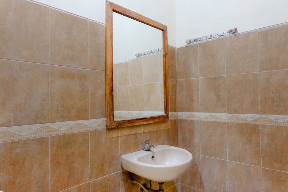 Basic Double Room | Bathroom | Shower, towels