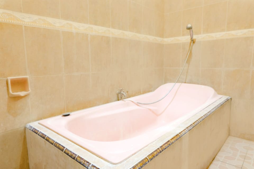 Standard Twin Room | Bathroom | Shower, towels