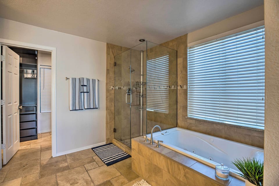 En-Suite Bathroom | Soaking Tub | Walk-In Closet