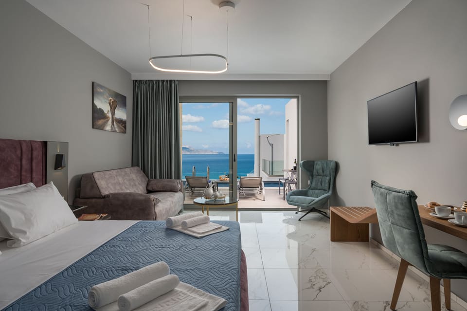 Superior Studio | In-room safe, desk, blackout drapes, soundproofing