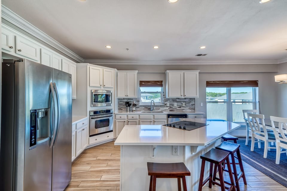 Expansive Kitchen with Stainless Steel Appliances!