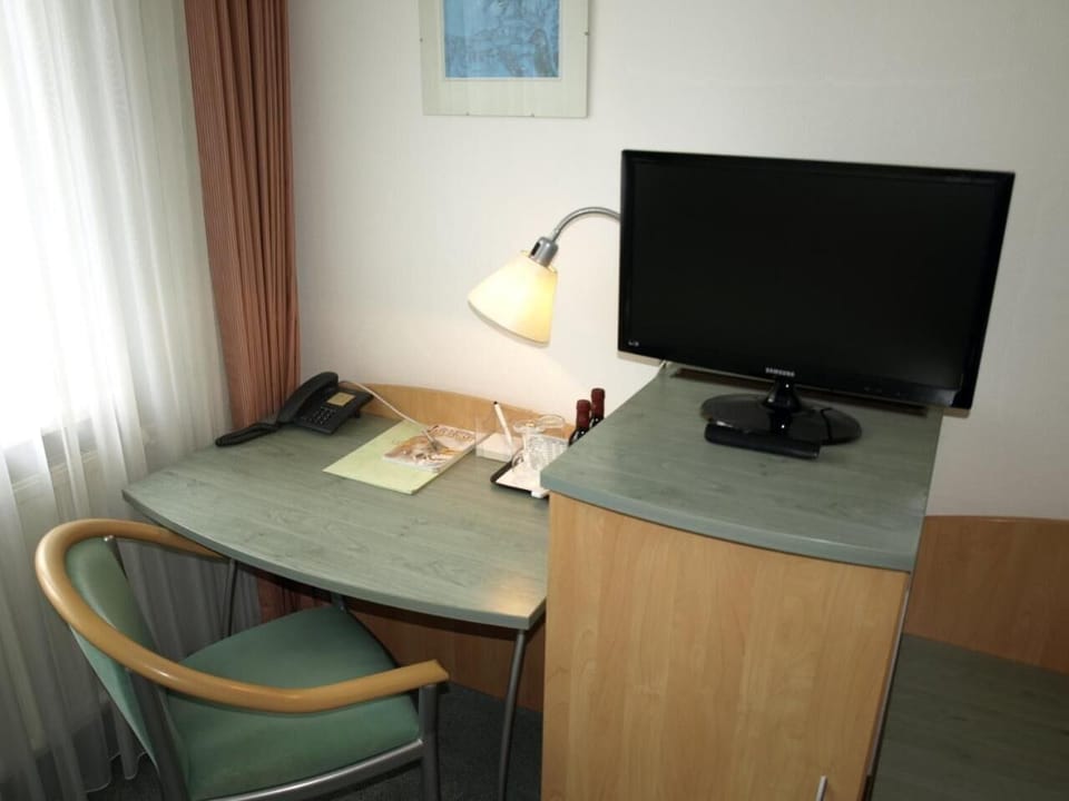 Minibar, desk, laptop workspace, free WiFi