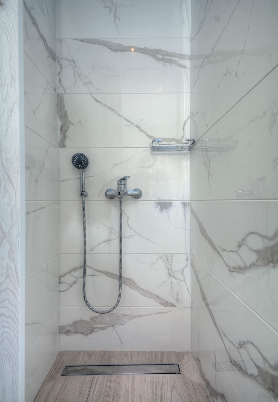 Apartment, 2 Bedrooms | Bathroom | Shower, hair dryer, towels, shampoo