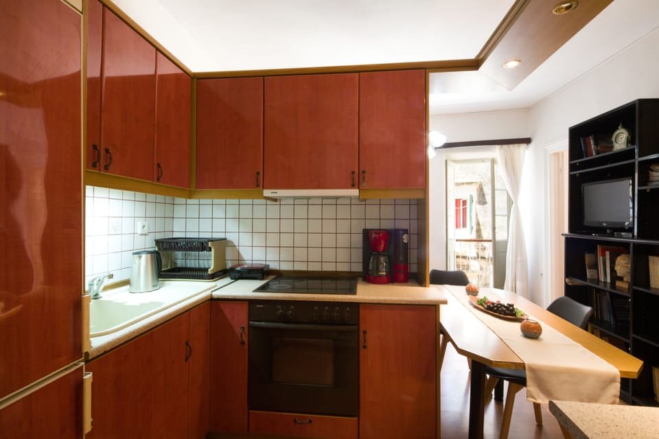 Apartment | Private kitchen | Fridge, oven, stovetop, coffee/tea maker