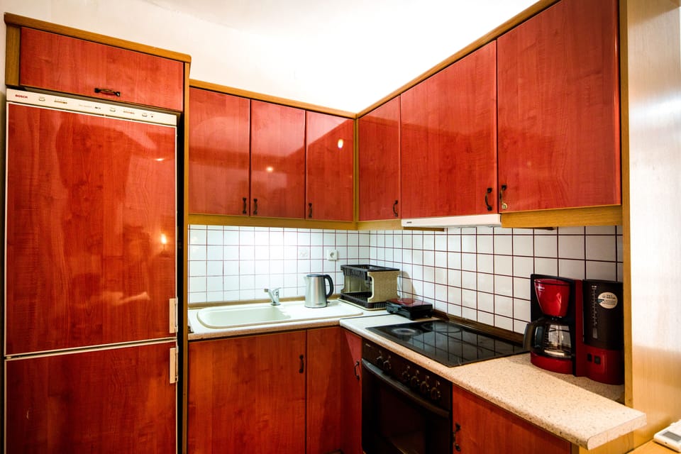 Apartment | Private kitchen | Fridge, oven, stovetop, coffee/tea maker