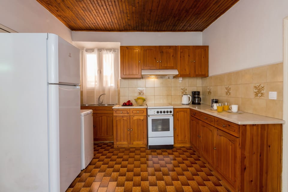 Apartment | Private kitchen | Fridge, oven, stovetop, coffee/tea maker