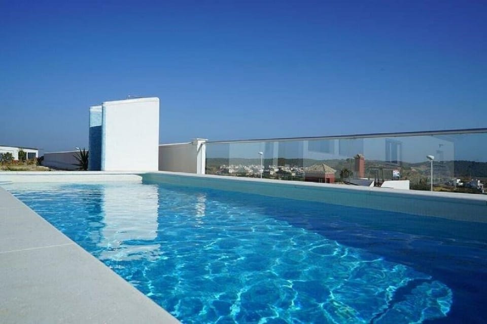 Unser Pool hat eine Größe von 3*8 Meter und eine Tiefe von 1,1 bis 1,55 Meter