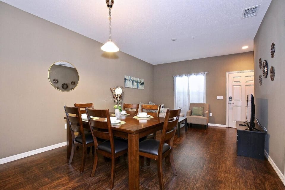 Dinning room with table for 6 people
