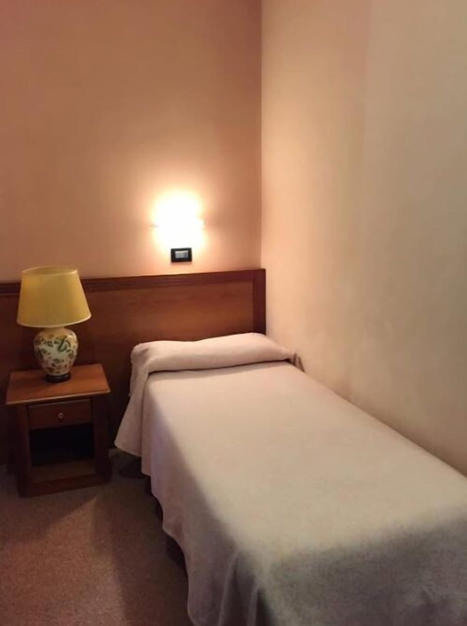 Single Room | Down comforters, in-room safe, desk, soundproofing