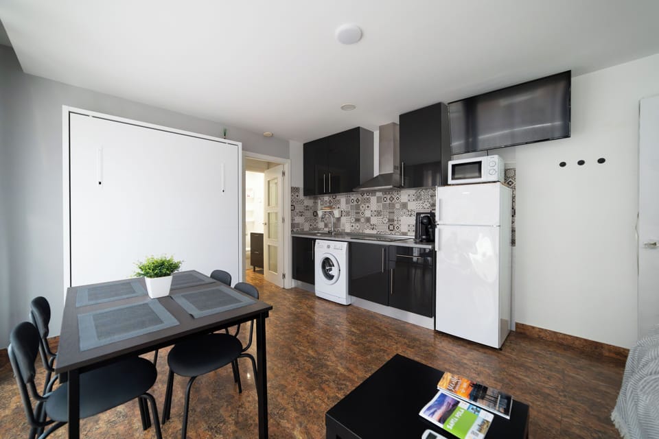 Superior Apartment, 1 Bedroom, Partial Ocean View | Dining room