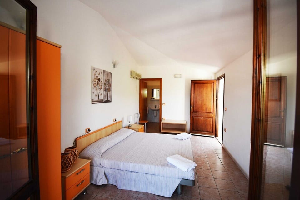 Standard Double or Twin Room | Minibar, cribs/infant beds, free WiFi, bed sheets