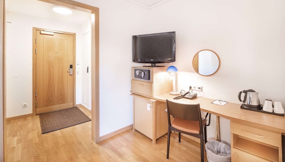 Standard Room, 1 Queen Bed, Non Smoking | In-room safe, desk, blackout drapes, iron/ironing board
