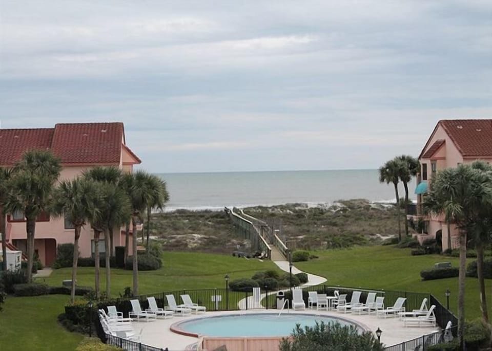Condo, 2 Bedrooms | Property grounds