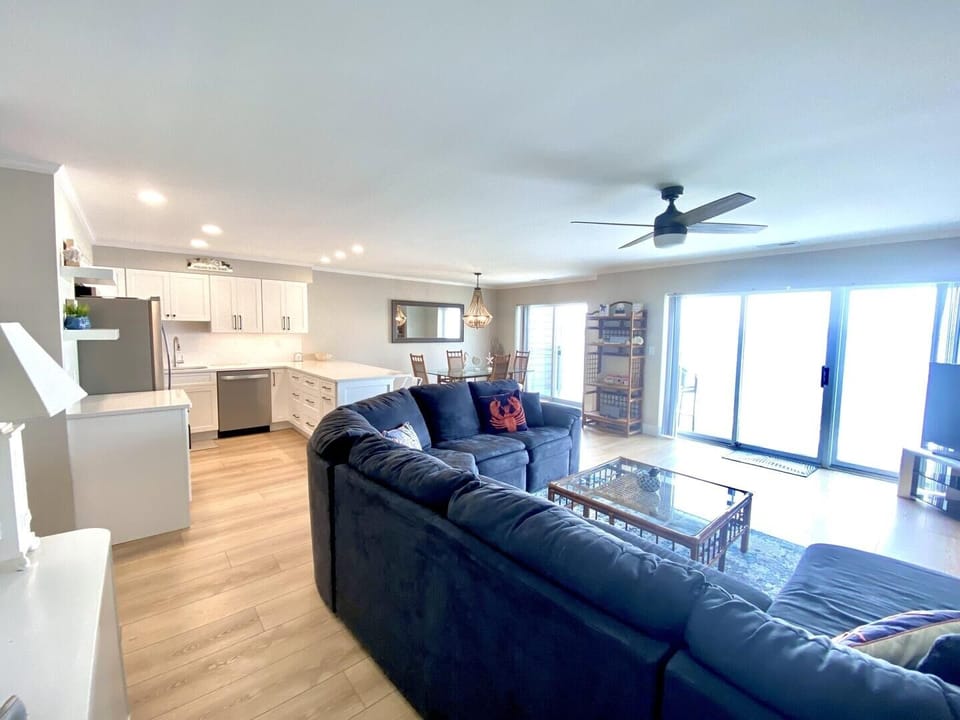 Condo, 2 Bedrooms | Living area