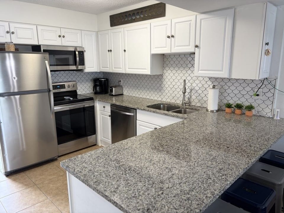 Condo, 2 Bedrooms | Private kitchen | Microwave, dishwasher