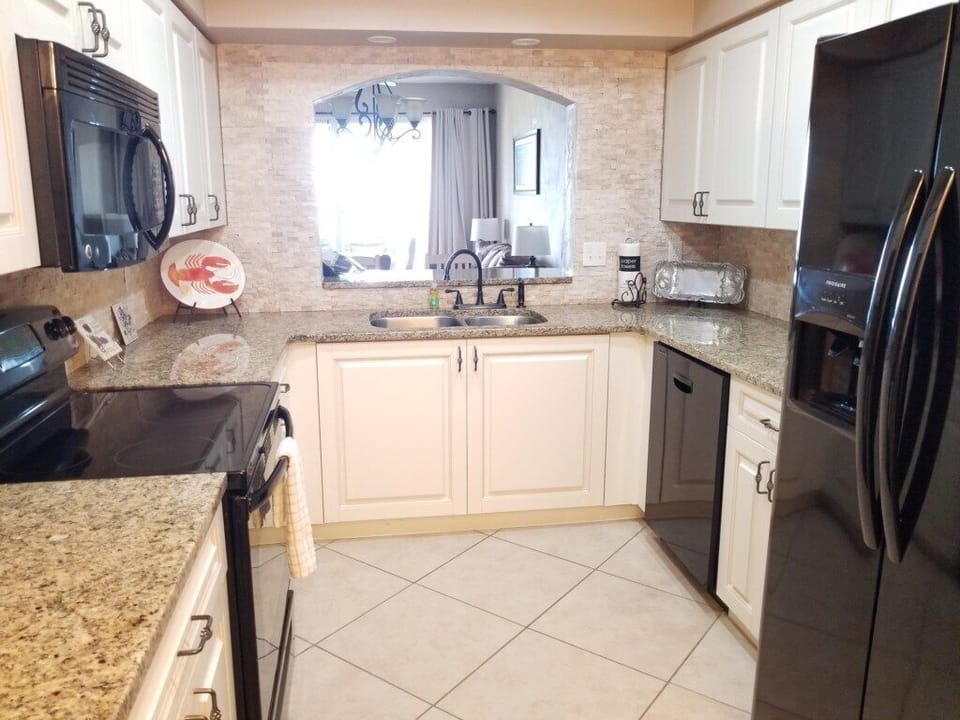Condo, 2 Bedrooms | Private kitchen | Microwave, dishwasher