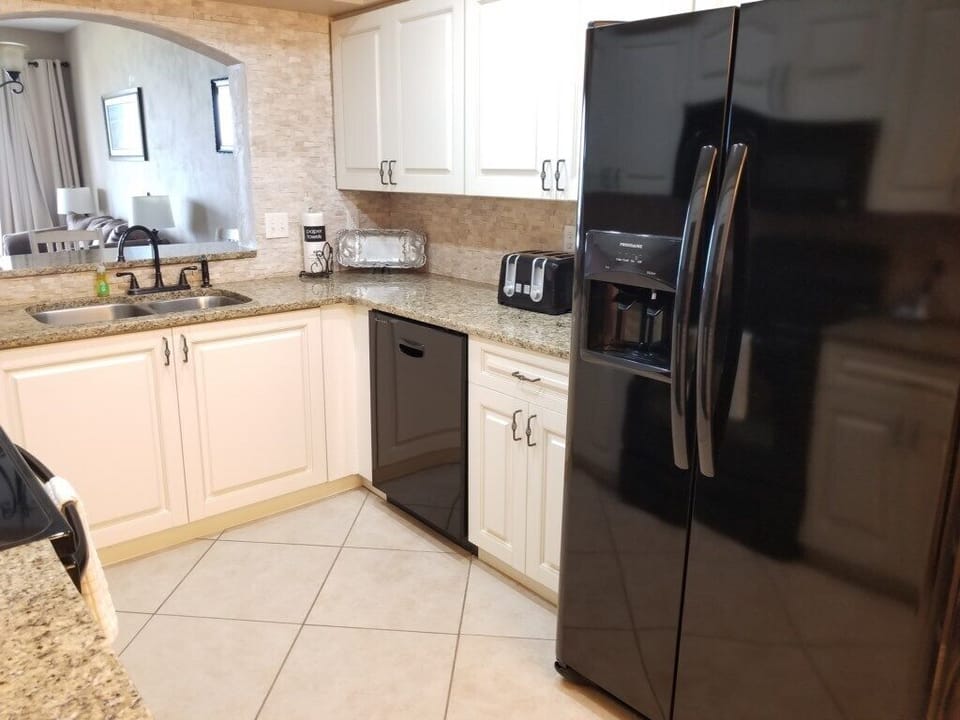 Condo, 2 Bedrooms | Private kitchen | Microwave, dishwasher