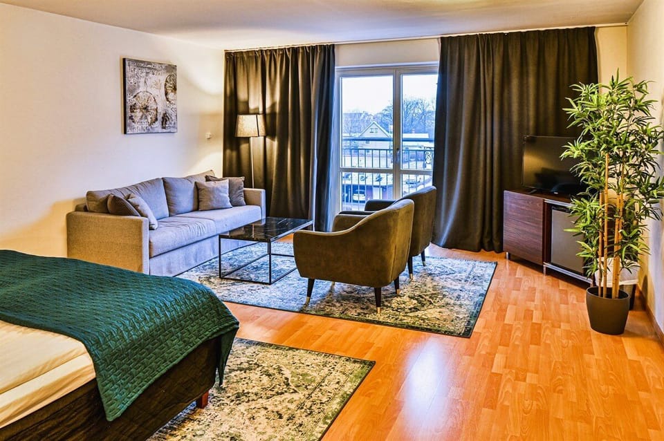Family Room | Hypo-allergenic bedding available, in-room safe, desk, blackout drapes