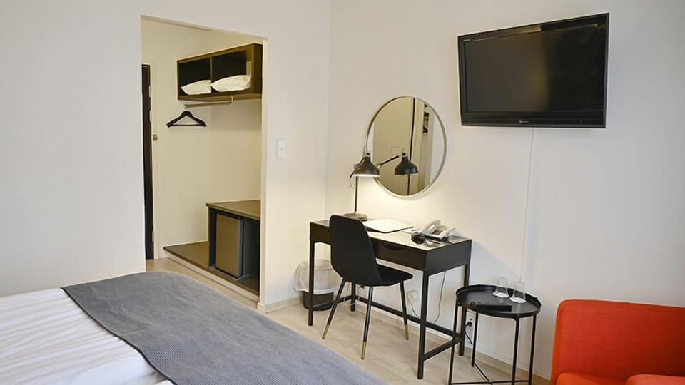 Standard Double Room, 1 King Bed | Hypo-allergenic bedding available, in-room safe, desk, blackout drapes