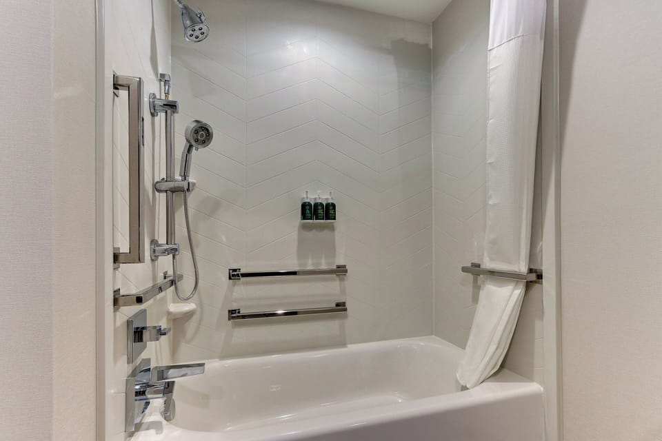 Combined shower/tub, towels
