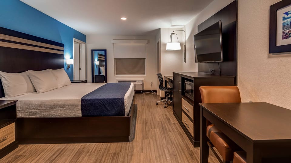 Standard Room, 1 King Bed, Accessible, Kitchenette | In-room safe, desk, laptop workspace, blackout drapes