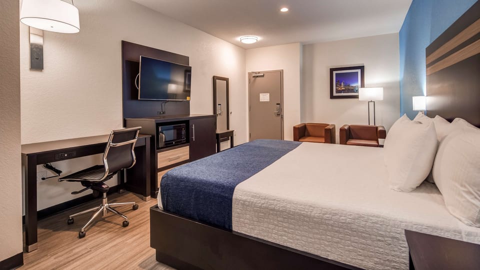 Standard Room, 1 King Bed, Accessible, Refrigerator & Microwave | In-room safe, desk, laptop workspace, blackout drapes