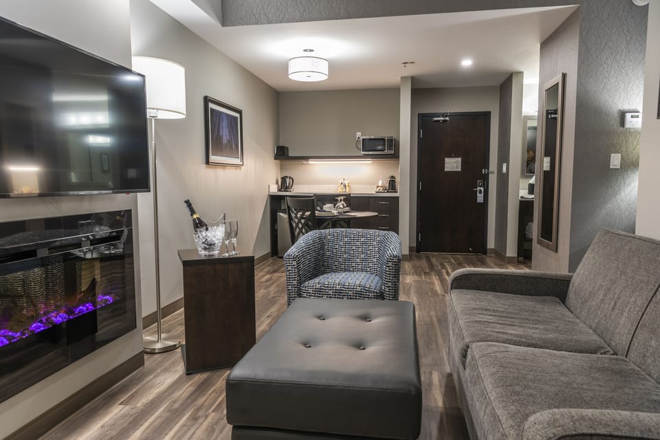 Suite, 1 King Bed, Non Smoking, Jetted Tub | Egyptian cotton sheets, premium bedding, pillowtop beds, in-room safe