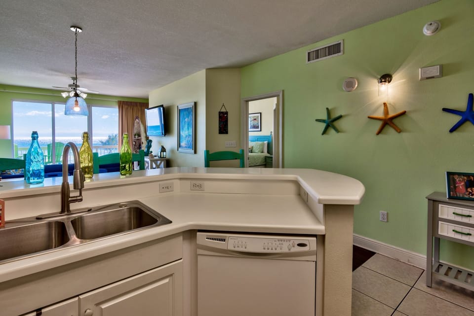 Condo, 3 Bedrooms | Private kitchen