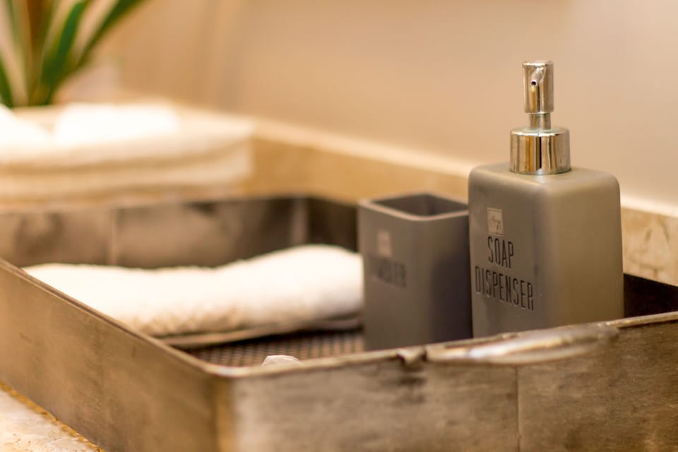 Traditional Double or Twin Room (Suite Bege) | Bathroom amenities | Free toiletries, hair dryer, bathrobes, towels