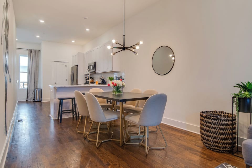 Spacious kitchen and bar for evenings together. 