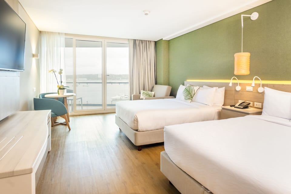 Habitación estándar con 2 camas individuales y vista al mar | Premium bedding, minibar, in-room safe, desk