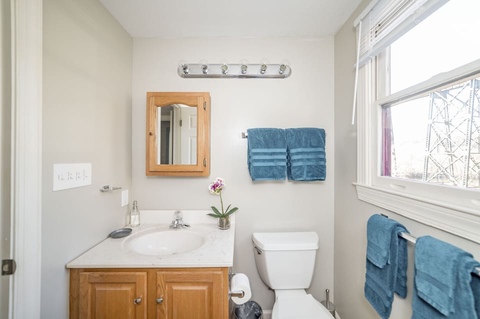 White room unit upstairs, full bathroom