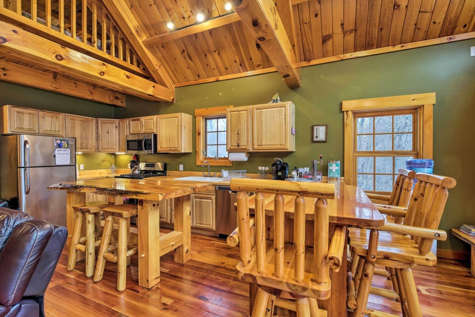 Dining Area | Dishes & Flatware Provided