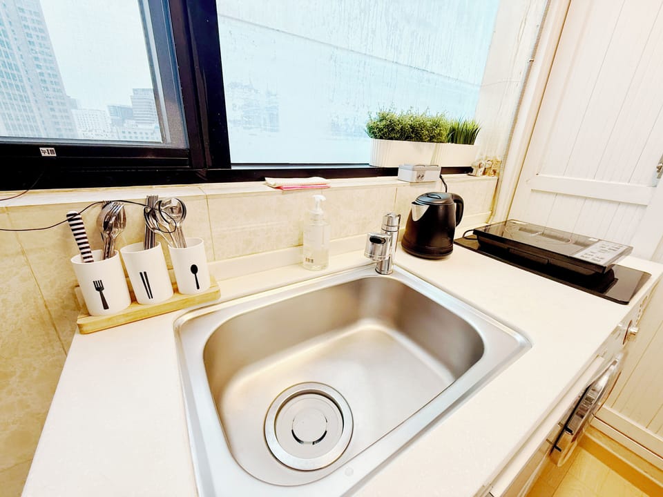 Deluxe Studio, 2 Queen Beds | Private kitchen | Fridge, electric kettle