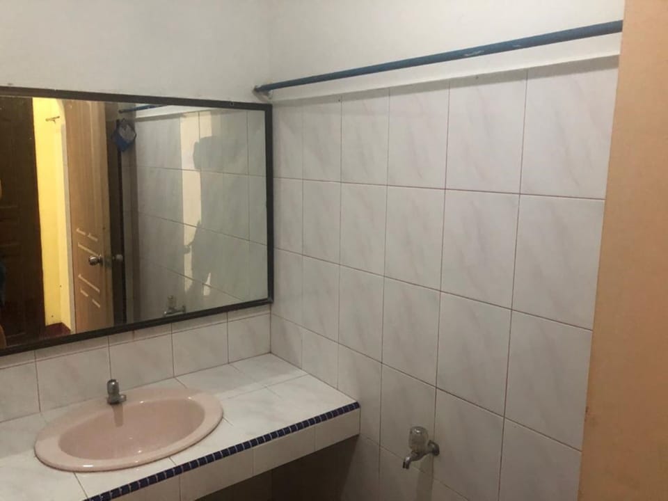 Standard Room | Bathroom | Shower, towels