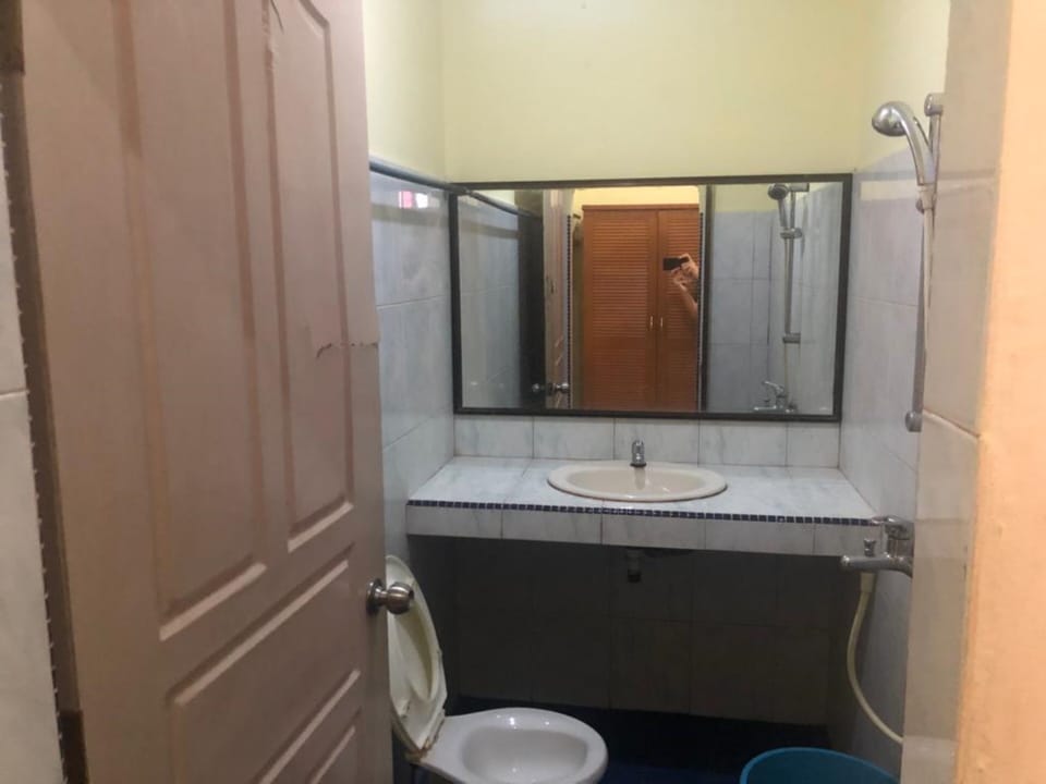 Deluxe Room | Bathroom | Shower, towels