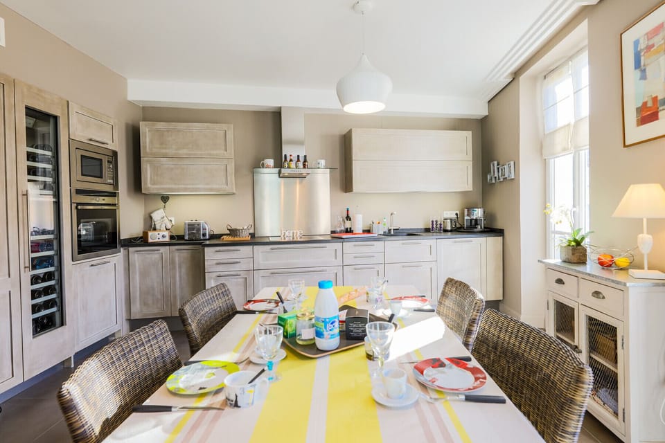 THE DINING ROOM