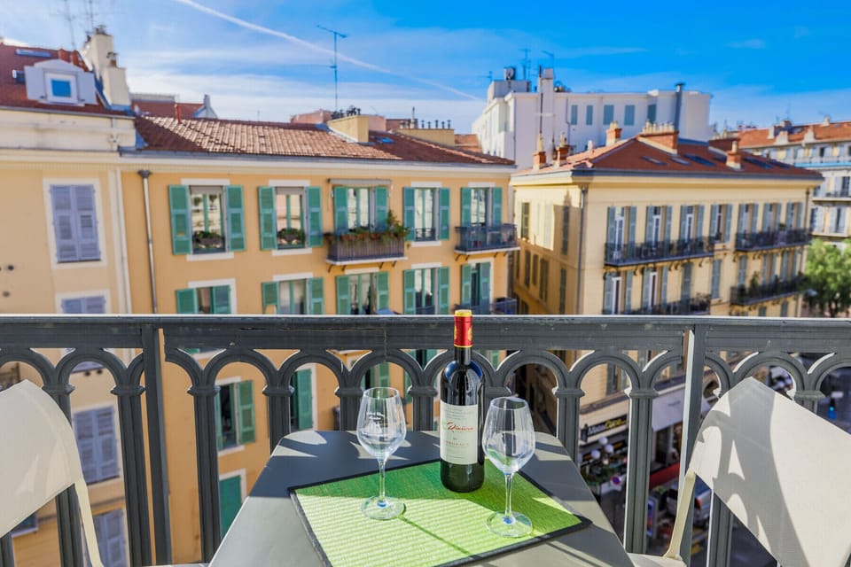  BALCONY EQUIPPED WITH TABLE AND CHAIRS