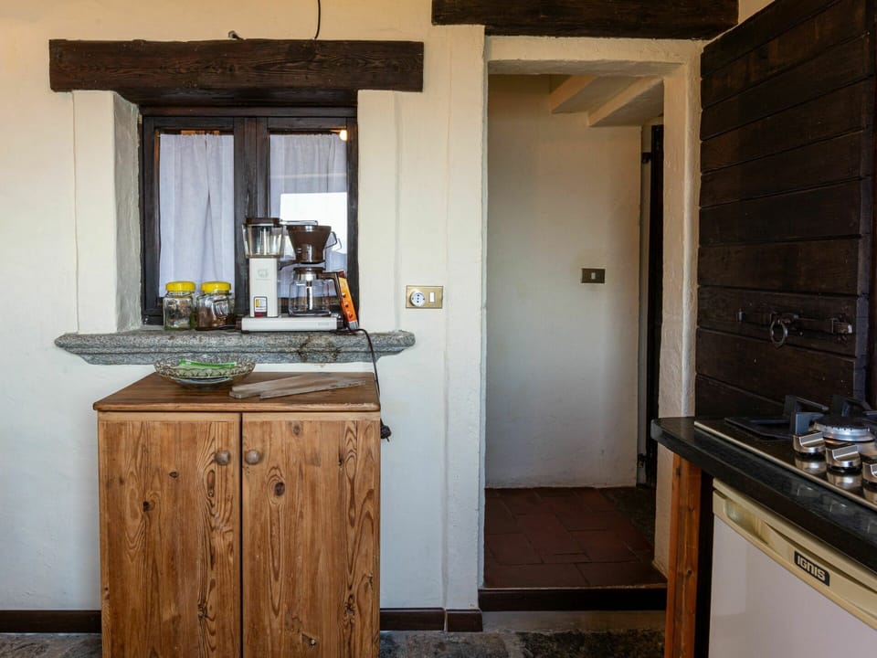 Room, Furniture, Cabinetry, Property, Kitchen, Countertop, Building, House, Interior Design, Hardwood