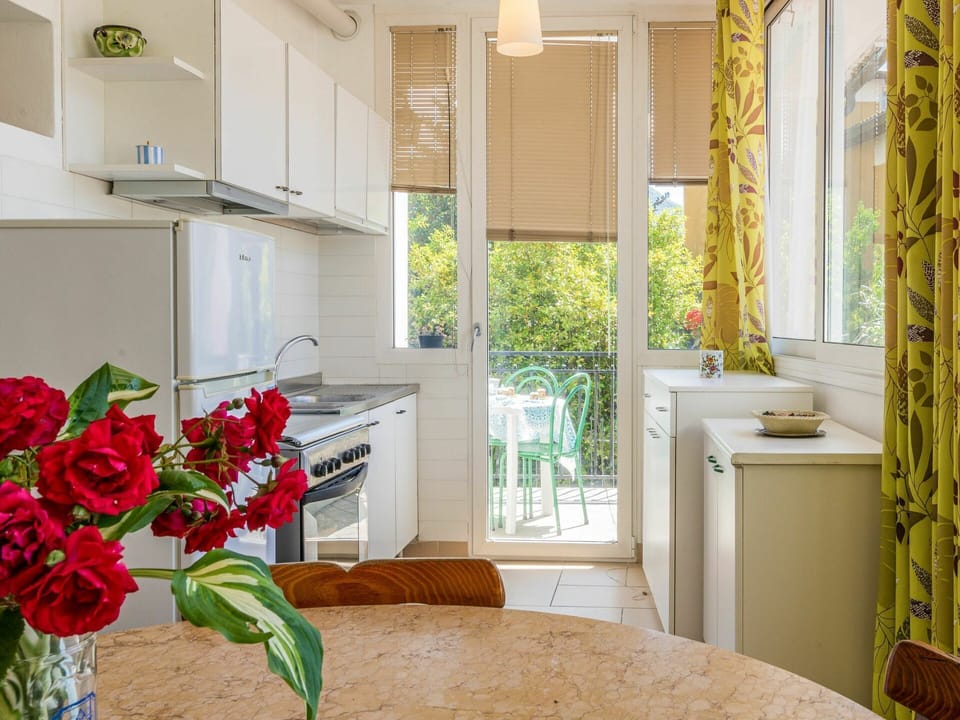 Cabinetry, Property, Flower, Furniture, Building, Countertop, Plumbing Fixture, Kitchen, Plant, Houseplant