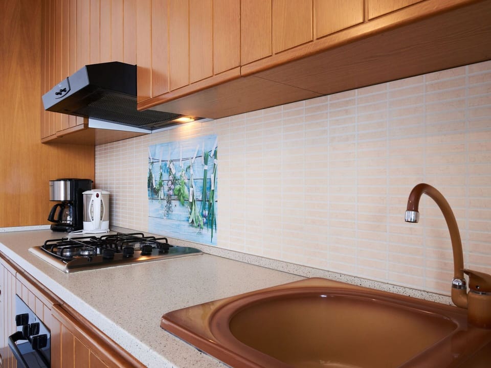 Cabinetry, Countertop, Property, Tap, Plumbing Fixture, Kitchen Sink, Sink, Bathtub, Wood, Kitchen Appliance