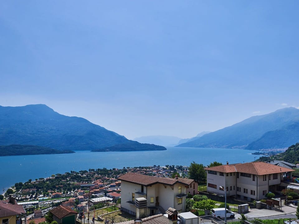Water, Sky, Mountain, Building, Daytime, Property, Nature, Azure, Highland, House